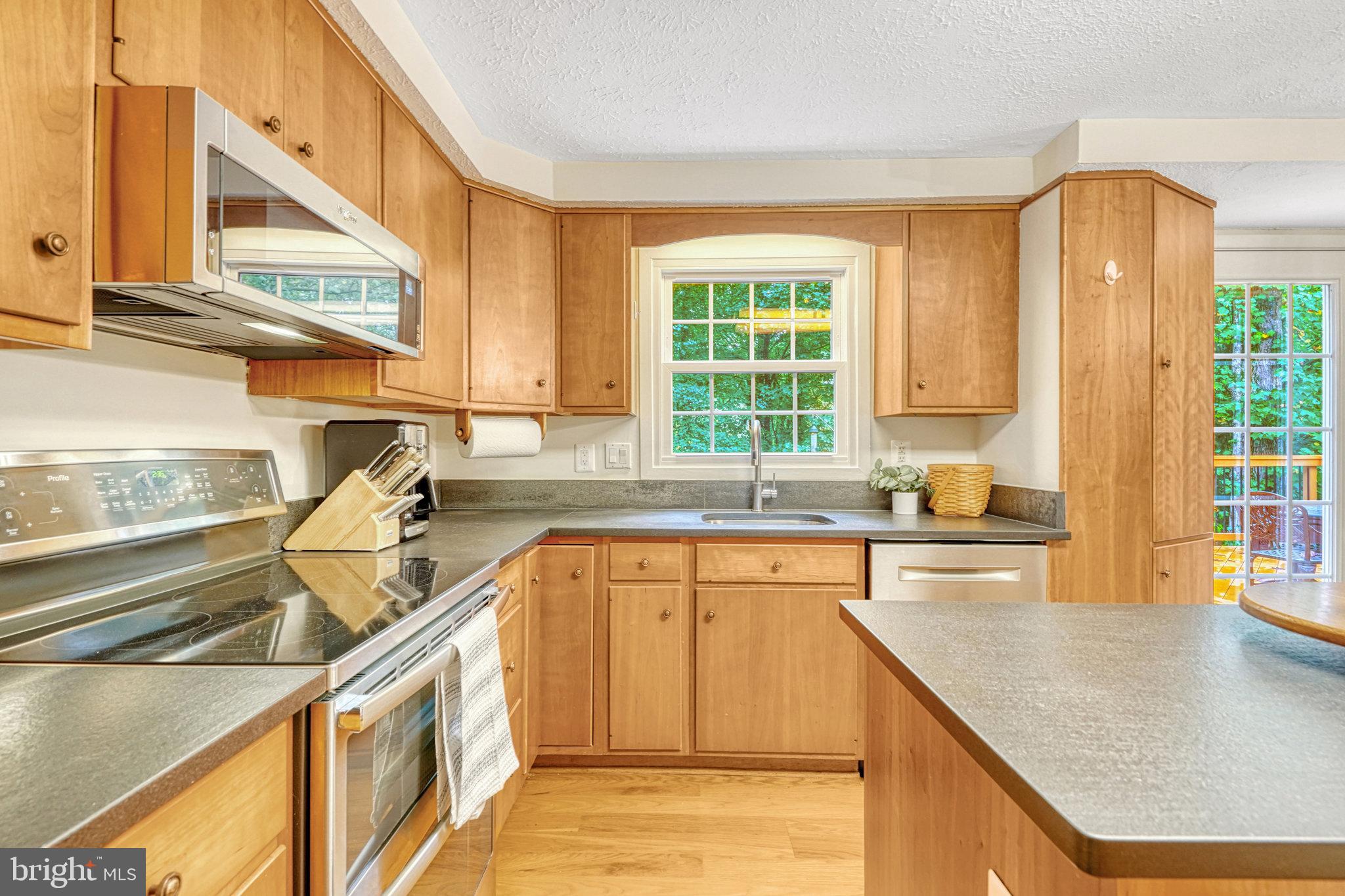 6013 Windward Drive Burke, VA 22015 - Photo 2 of 44 Kitchen with Stainless Steel Appliances