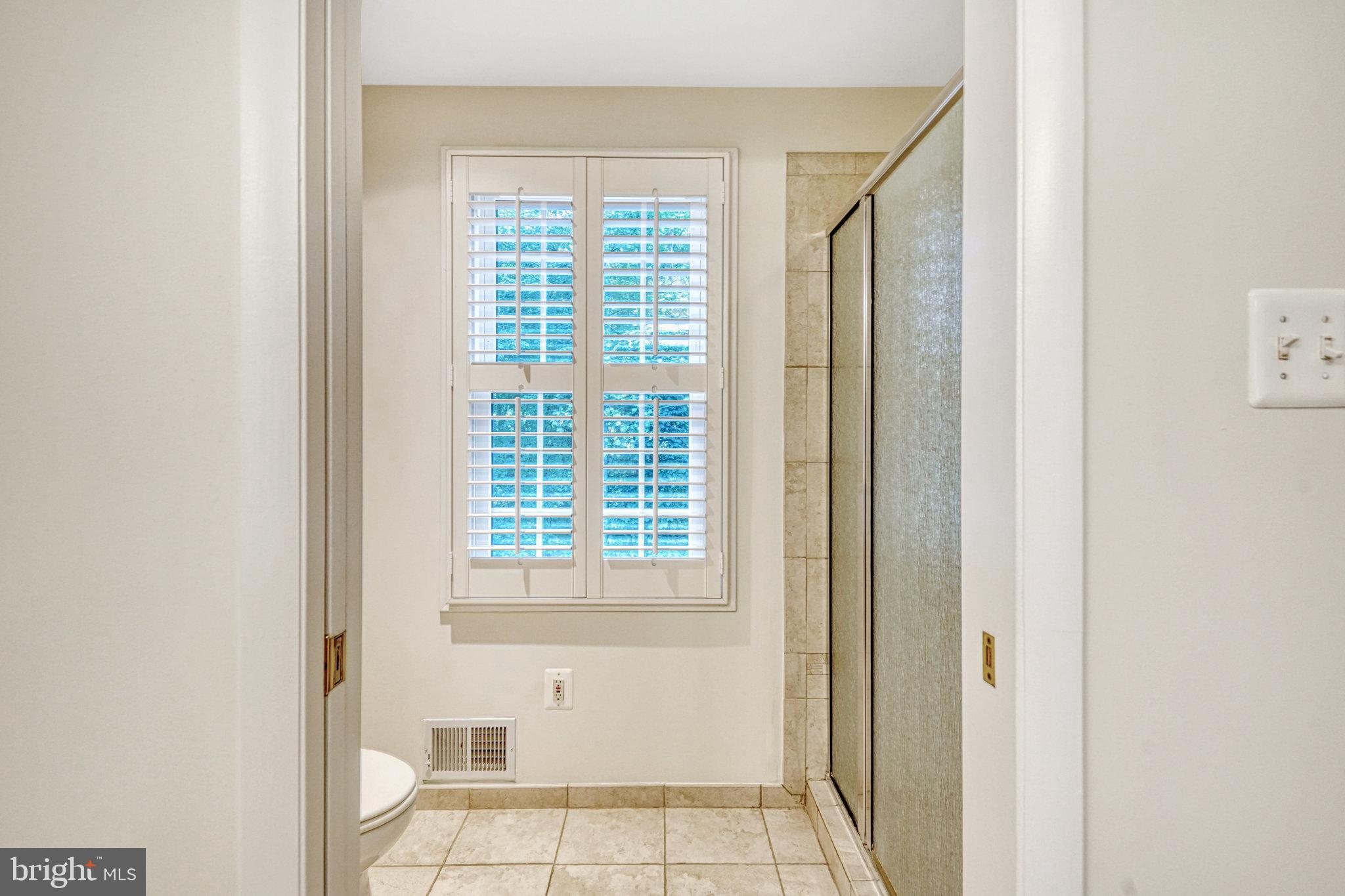 6013 Windward Drive Burke, VA 22015 - Photo 23 of 44 Primary En Suite