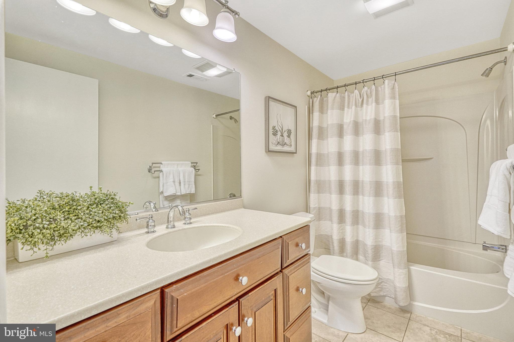 6013 Windward Drive Burke, VA 22015 - Photo 26 of 44 Hallway Full Bathroom
