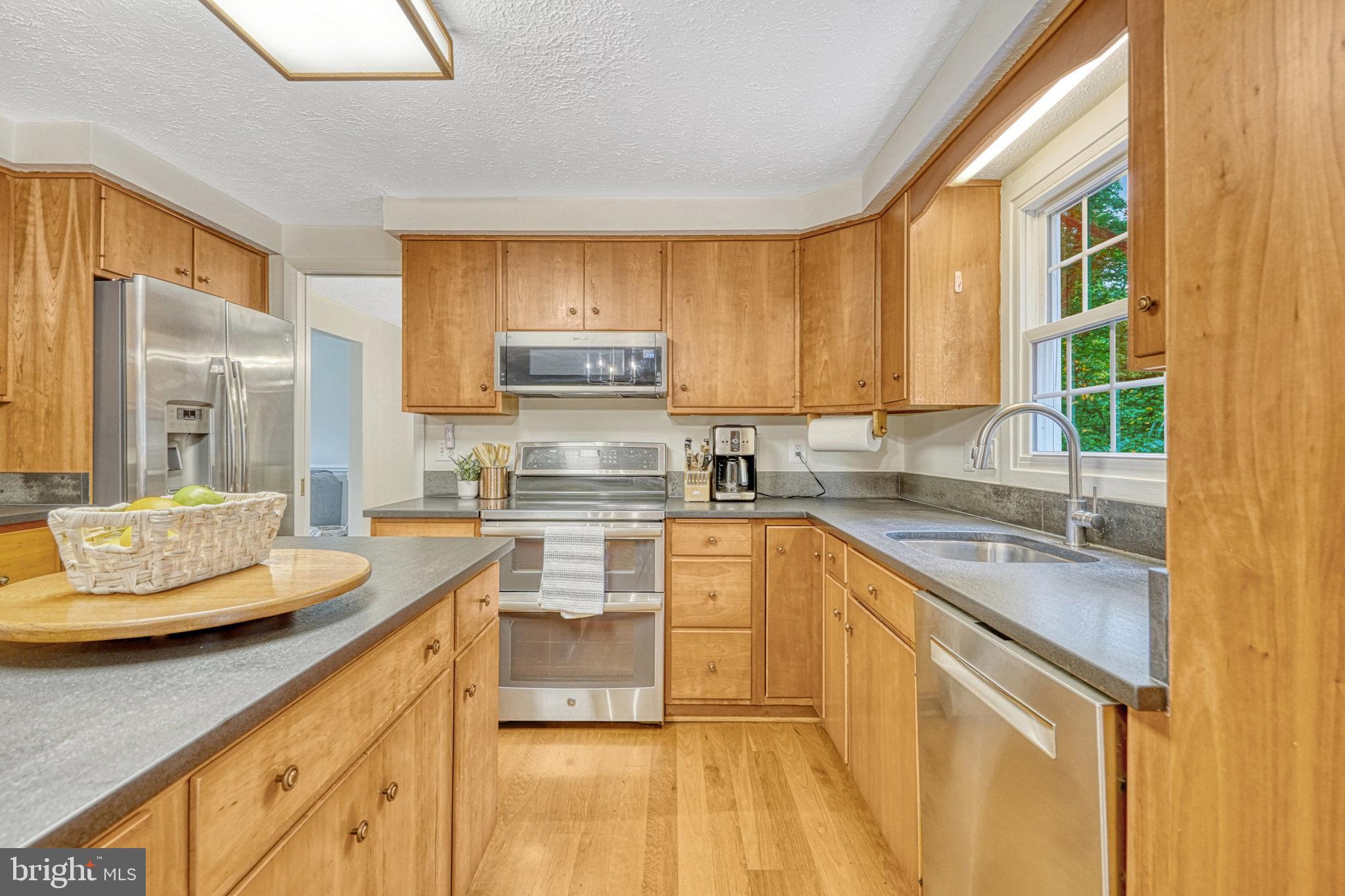 6013 Windward Drive Burke, VA 22015 - Photo 3 of 44 Kitchen with Stainless Steel Appliances