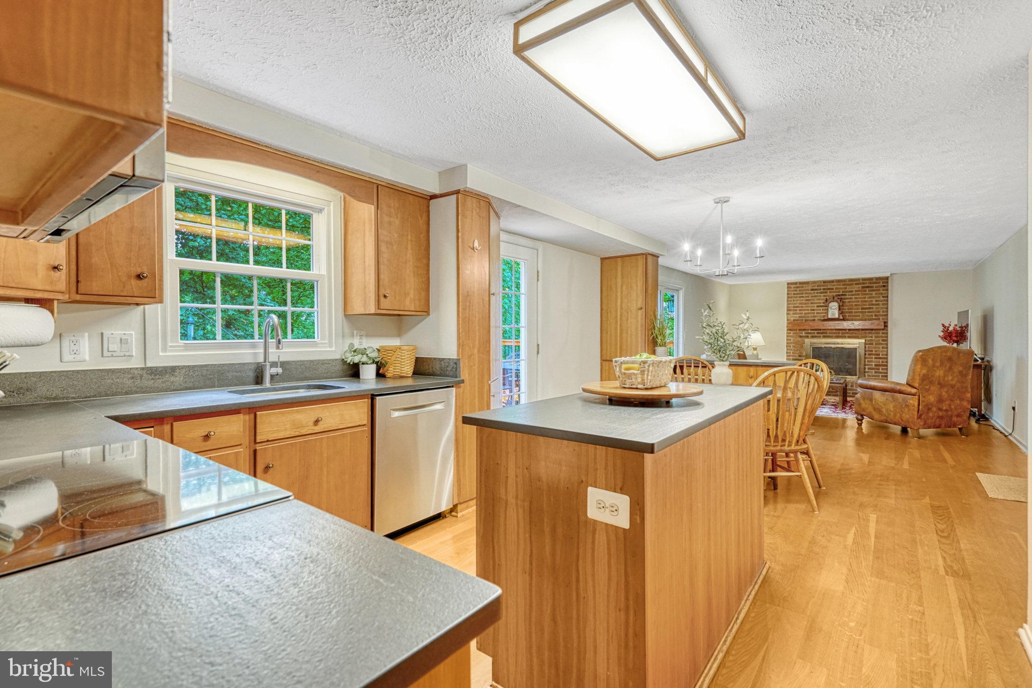 6013 Windward Drive Burke, VA 22015 - Photo 4 of 44 Kitchen with Stainless Steel Appliances