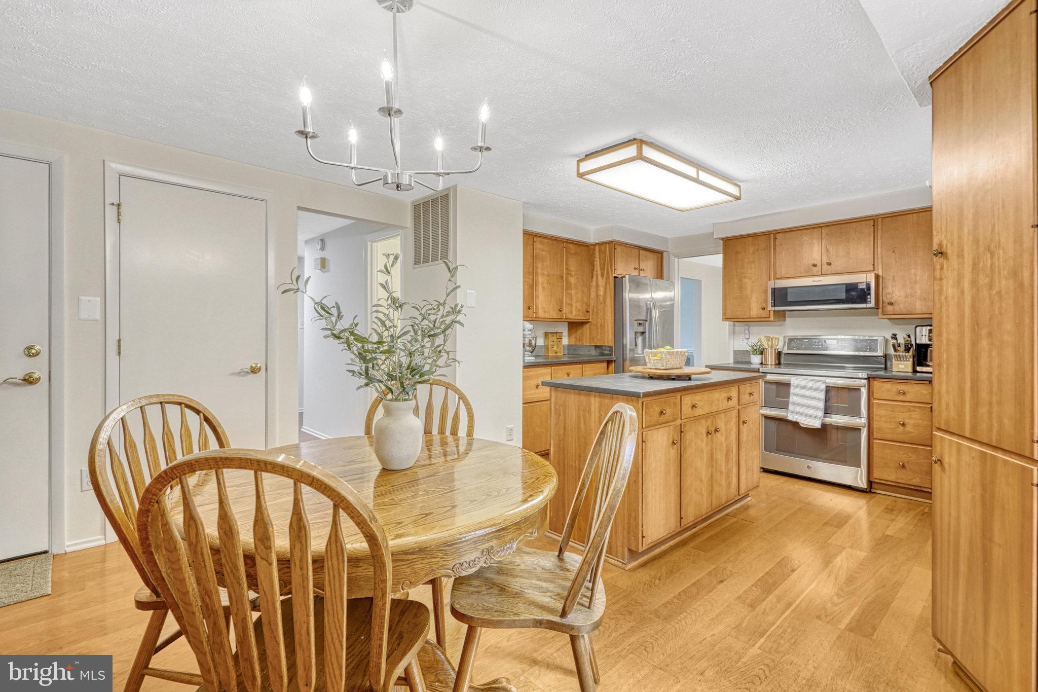 6013 Windward Drive Burke, VA 22015 - Photo 6 of 44 Breakfast Area