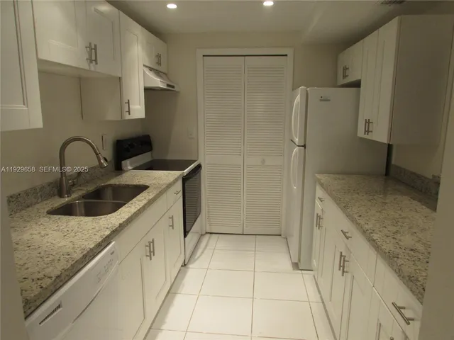 $1,990 | 200 Lakeview Drive, Unit 108, Weston, FL 33326