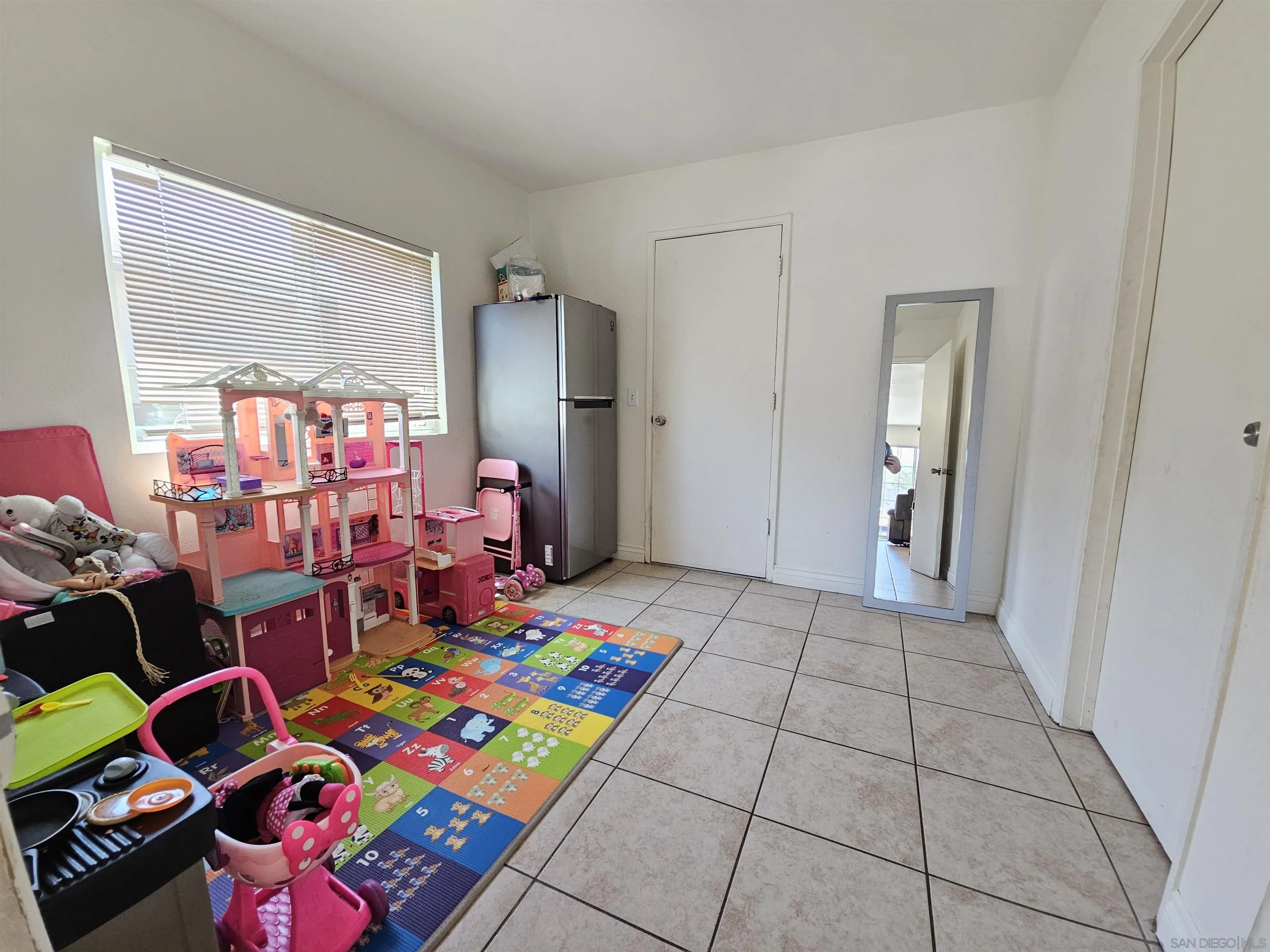 1621 Jade Avenue Chula Vista, CA 91911 - Photo 17 of 19 a room that has a bed and a table in it
