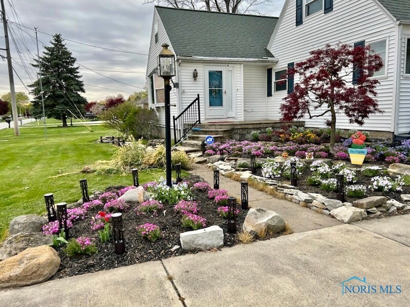5305 McCartney Road Sandusky, OH 44870 - Photo 2 of 27 Front Entrance in bloom
