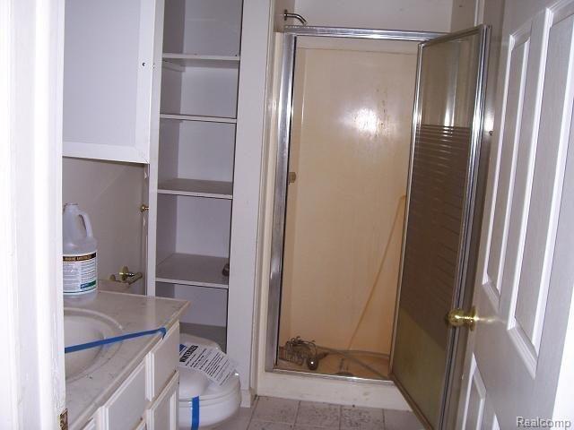 4483 Crosby Road Flint, MI 48506 - Photo 10 of 12 Master bath (2)