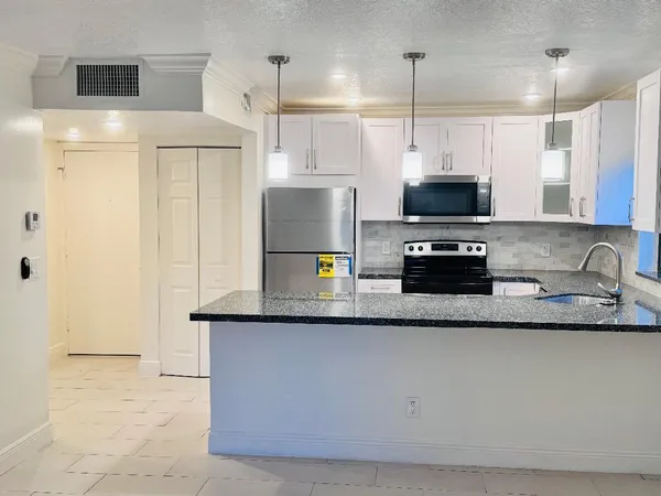 $1,725 | 8901 North New River Canal Road, Unit 17W, Plantation, FL 33324