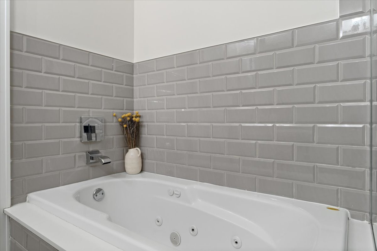 2447 West Irving Park Road, Unit 1W Chicago, IL 60618 - Photo 14 of 27