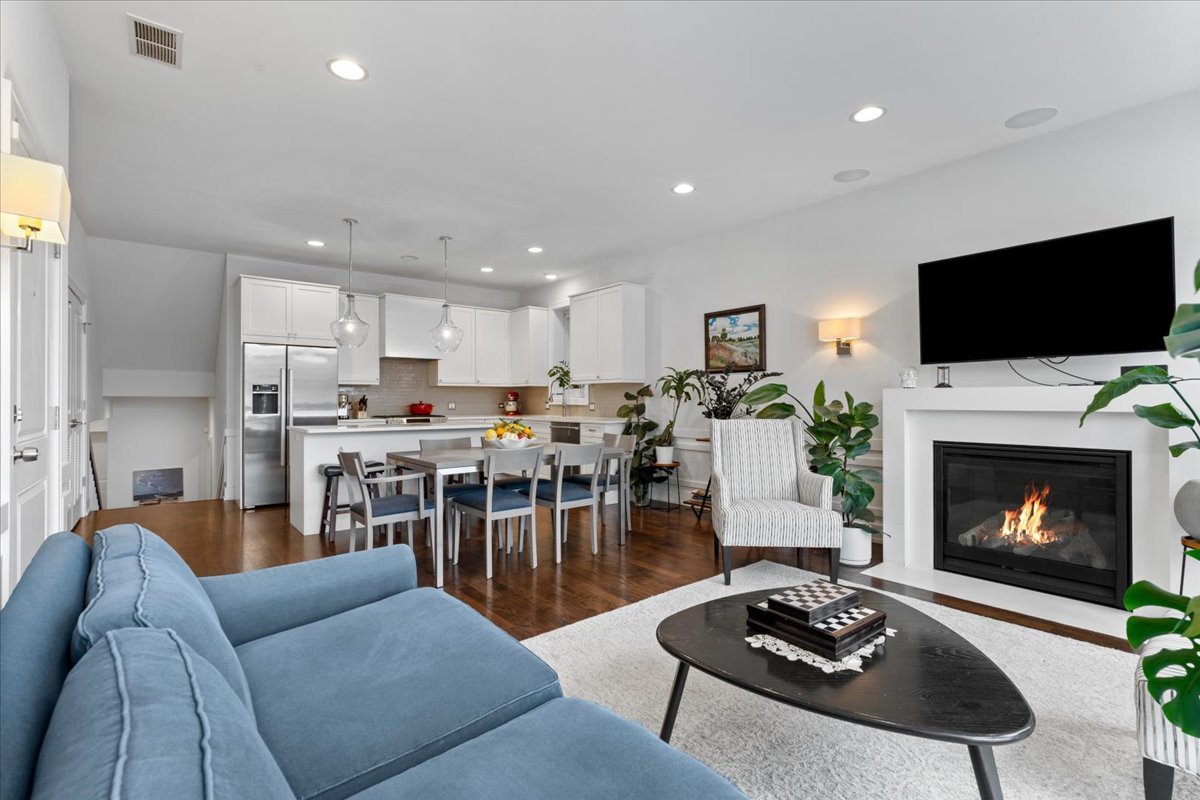 2447 West Irving Park Road, Unit 1W Chicago, IL 60618 - Photo 4 of 27