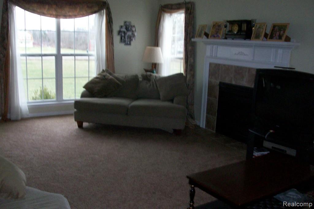 6141 State Road Fort Gratiot, MI 48059 - Photo 5 of 5 State livingroom.jpg
