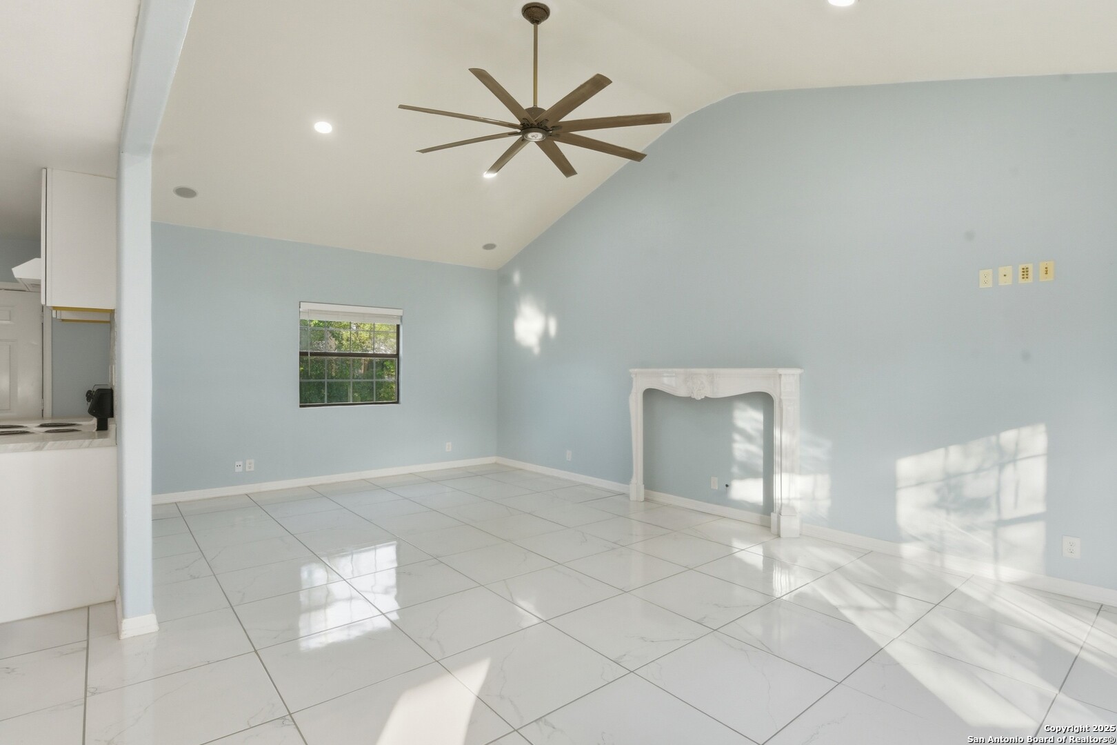 521 Old Carrizo Road Uvalde, TX 78801 - Photo 14 of 31 a view of an empty room