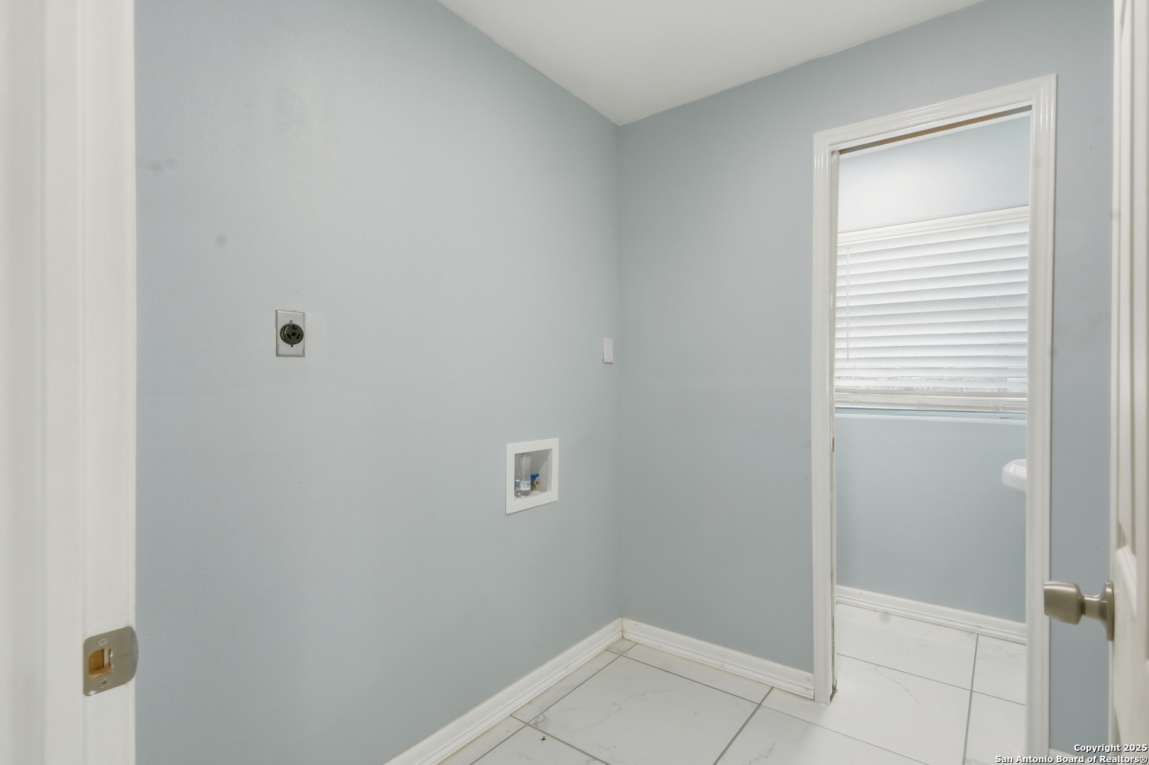 521 Old Carrizo Road Uvalde, TX 78801 - Photo 24 of 31 a view of an empty room