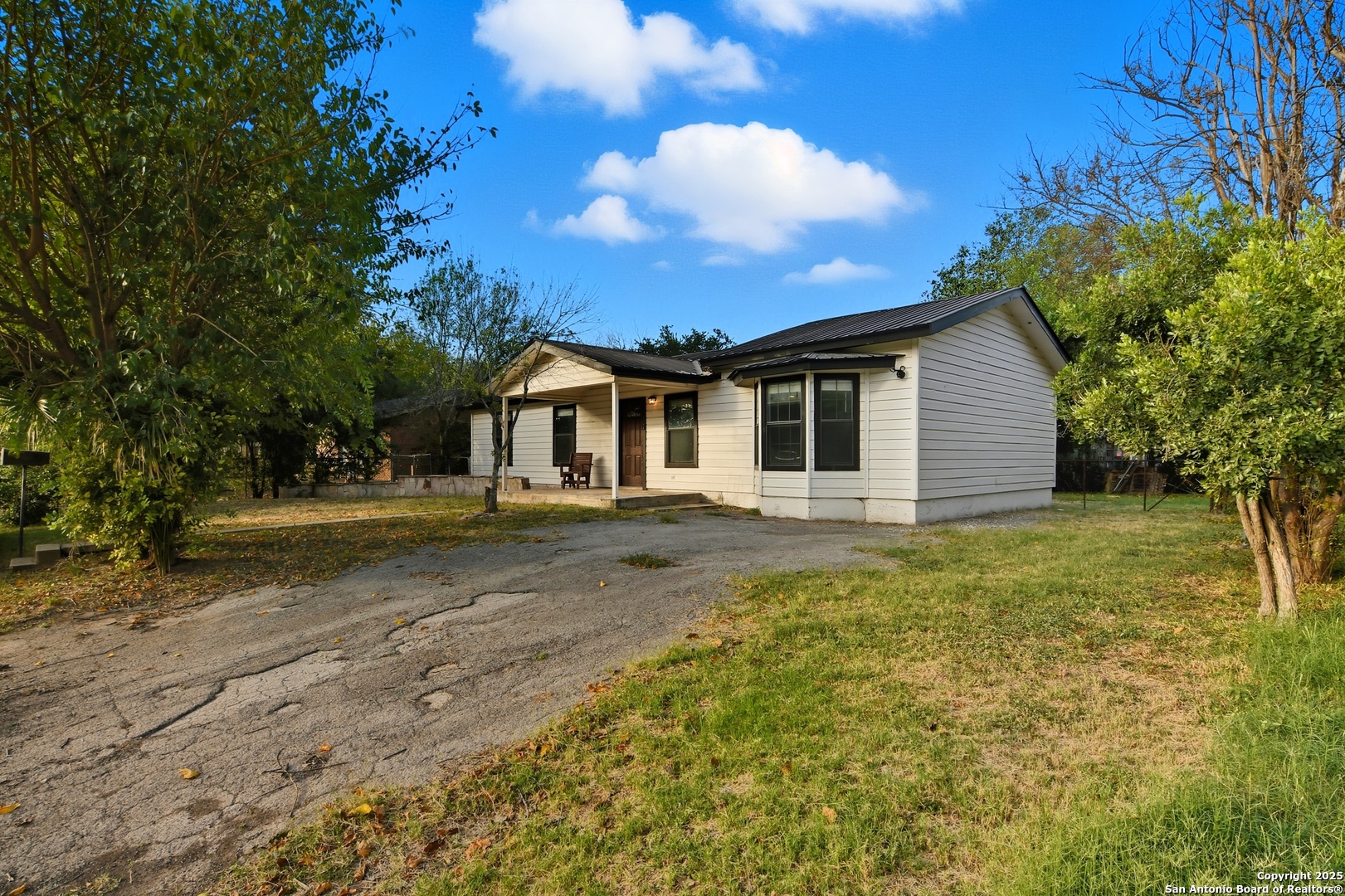 521 Old Carrizo Road Uvalde, TX 78801 - Photo 4 of 31 a front view of a house with a garden