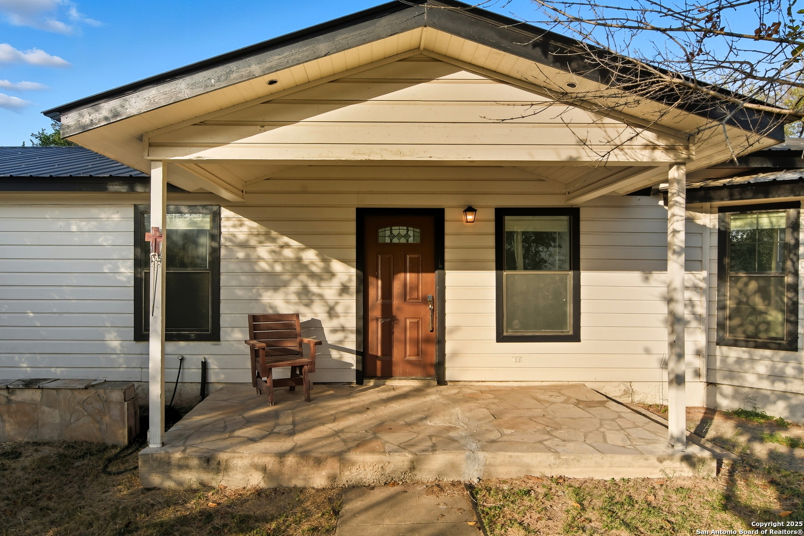 521 Old Carrizo Road Uvalde, TX 78801 - Photo 5 of 31 a view of a entryway of the house