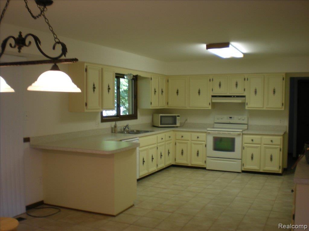 941 Medinah Drive Rochester, MI 48309 - Photo 10 of 15 941 Medinah Kitchen