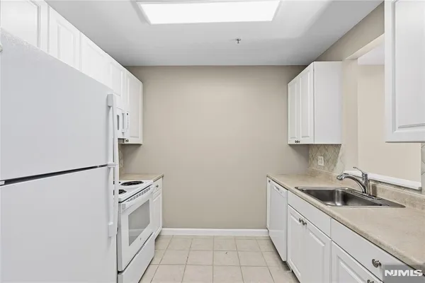 $2,700 | 905 River Road, Unit 210, Edgewater, NJ 07020