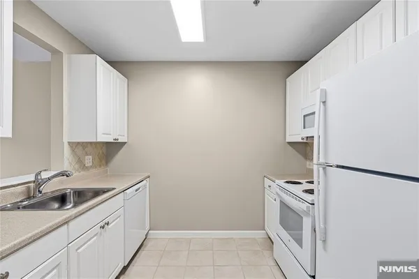 $2,700 | 905 River Road, Unit 210, Edgewater, NJ 07020