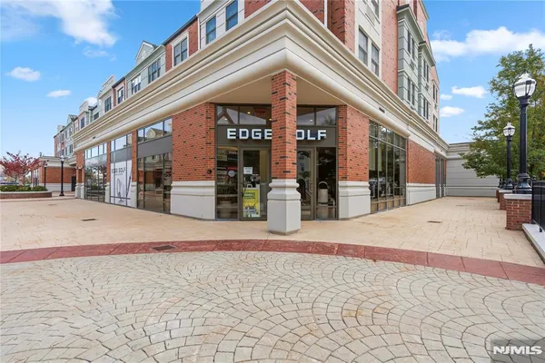 $2,700 | 905 River Road, Unit 210, Edgewater, NJ 07020