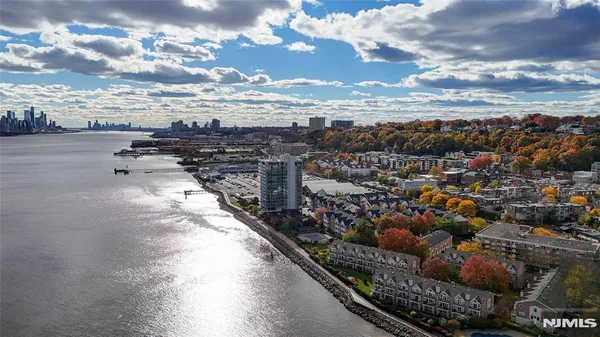 $2,700 | 905 River Road, Unit 210, Edgewater, NJ 07020