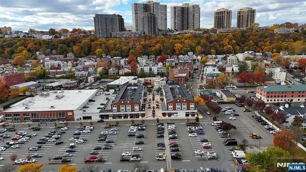 $2,700 | 905 River Road, Unit 210, Edgewater, NJ 07020