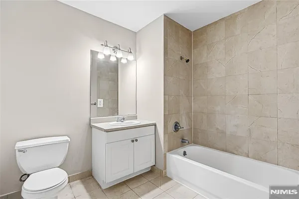 $2,700 | 905 River Road, Unit 210, Edgewater, NJ 07020