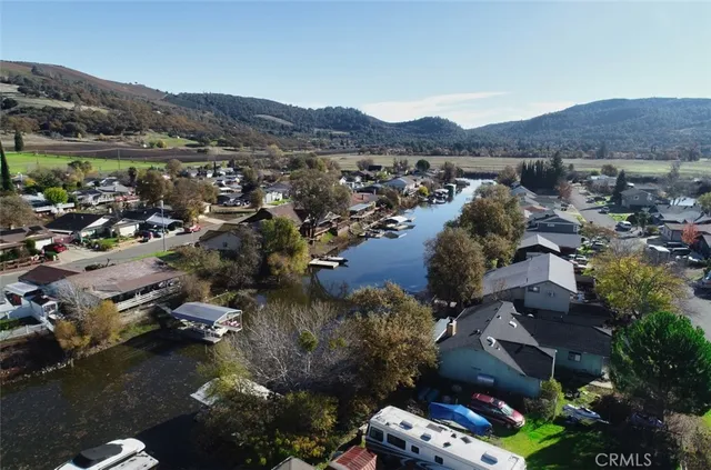 a picture of a room with a floor plan