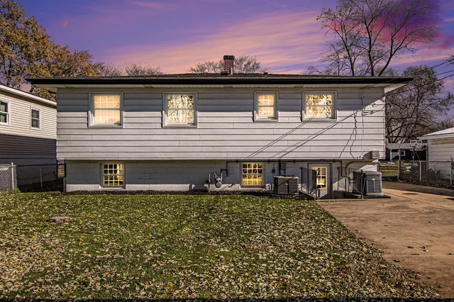 $284,900 | 1234 North Oakwood Drive, Griffith, IN 46319