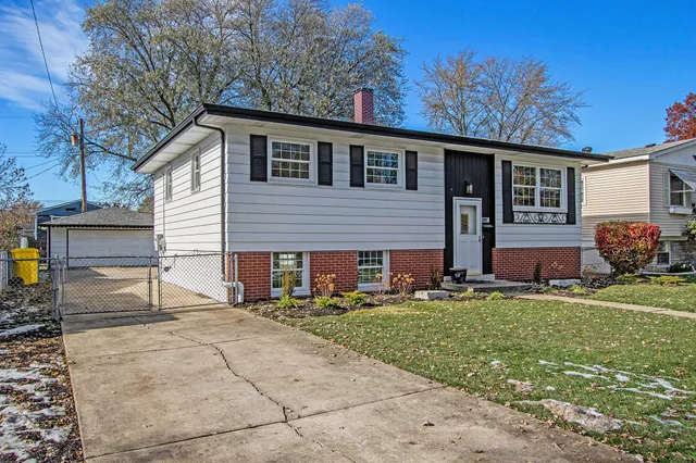 $284,900 | 1234 North Oakwood Drive, Griffith, IN 46319