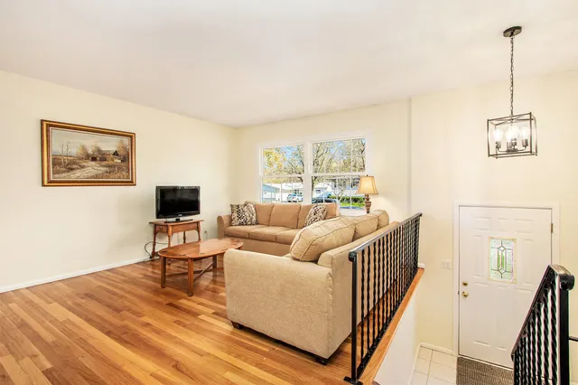 $284,900 | 1234 North Oakwood Drive, Griffith, IN 46319