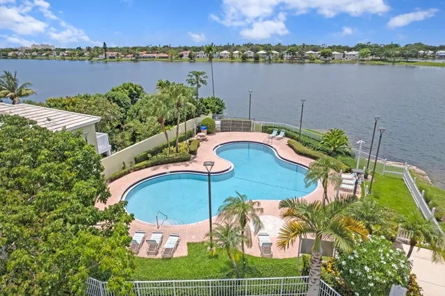 a black and white photo of a picture