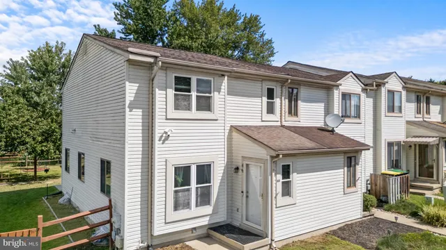 a view of house with a yard