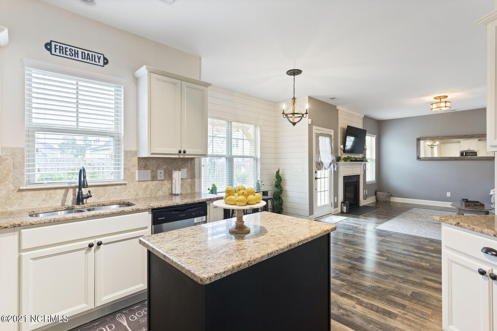 895 Heartwood Loop Road Leland, NC 28451 - Photo 6 of 21 Kitchen & Great Room