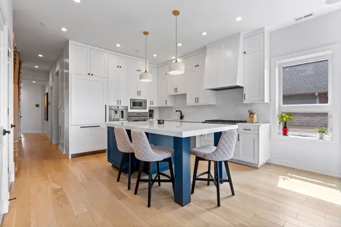 $899,000 | 1525 North Bosworth Avenue, Unit 3S, Chicago, IL 60642