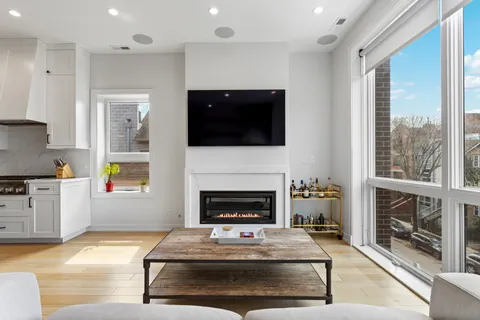 $899,000 | 1525 North Bosworth Avenue, Unit 3S, Chicago, IL 60642