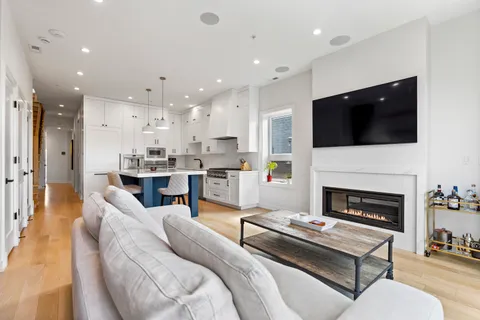 $899,000 | 1525 North Bosworth Avenue, Unit 3S, Chicago, IL 60642