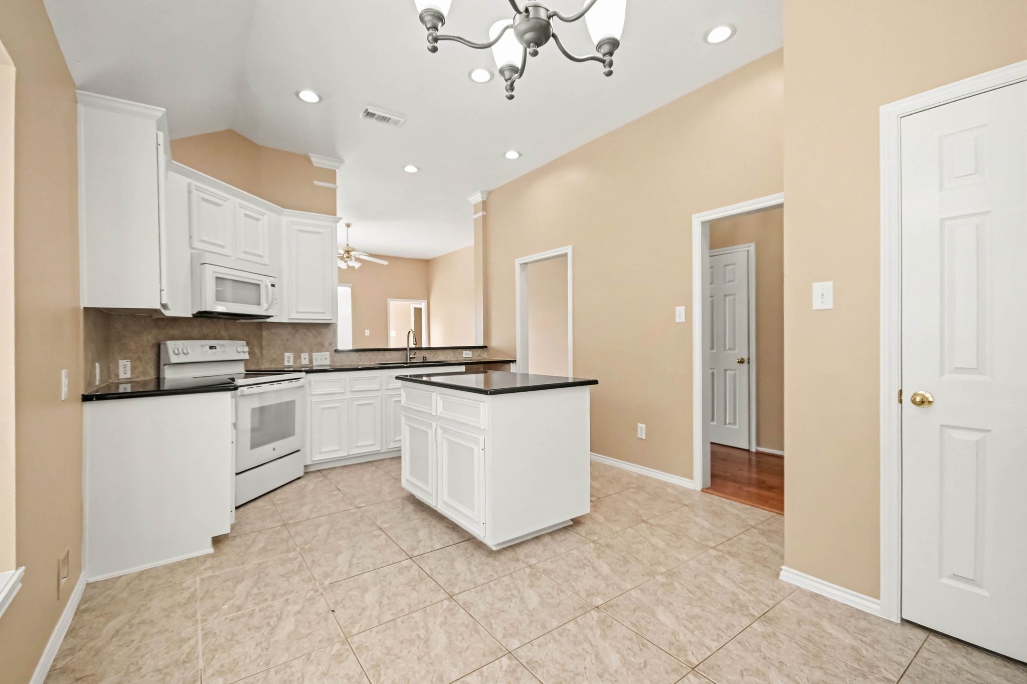 3022 Valley Court Manvel, TX 77578 - Photo 5 of 35 Kitchen