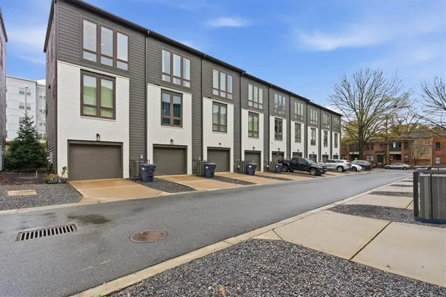 a building with a lots of windows