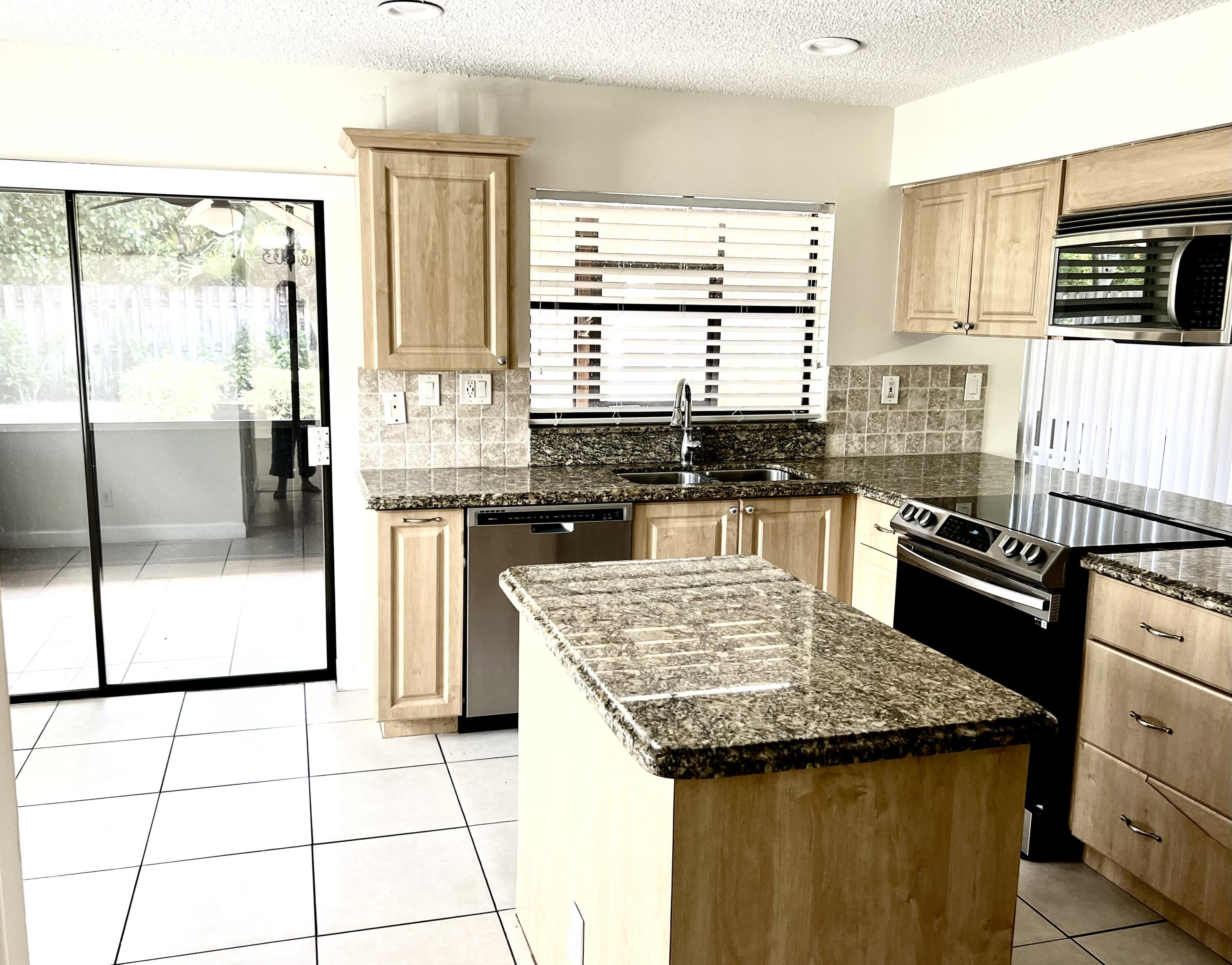 21739 Little Bear Lane Boca Raton, FL 33428 - Photo 4 of 16 IMG_1208