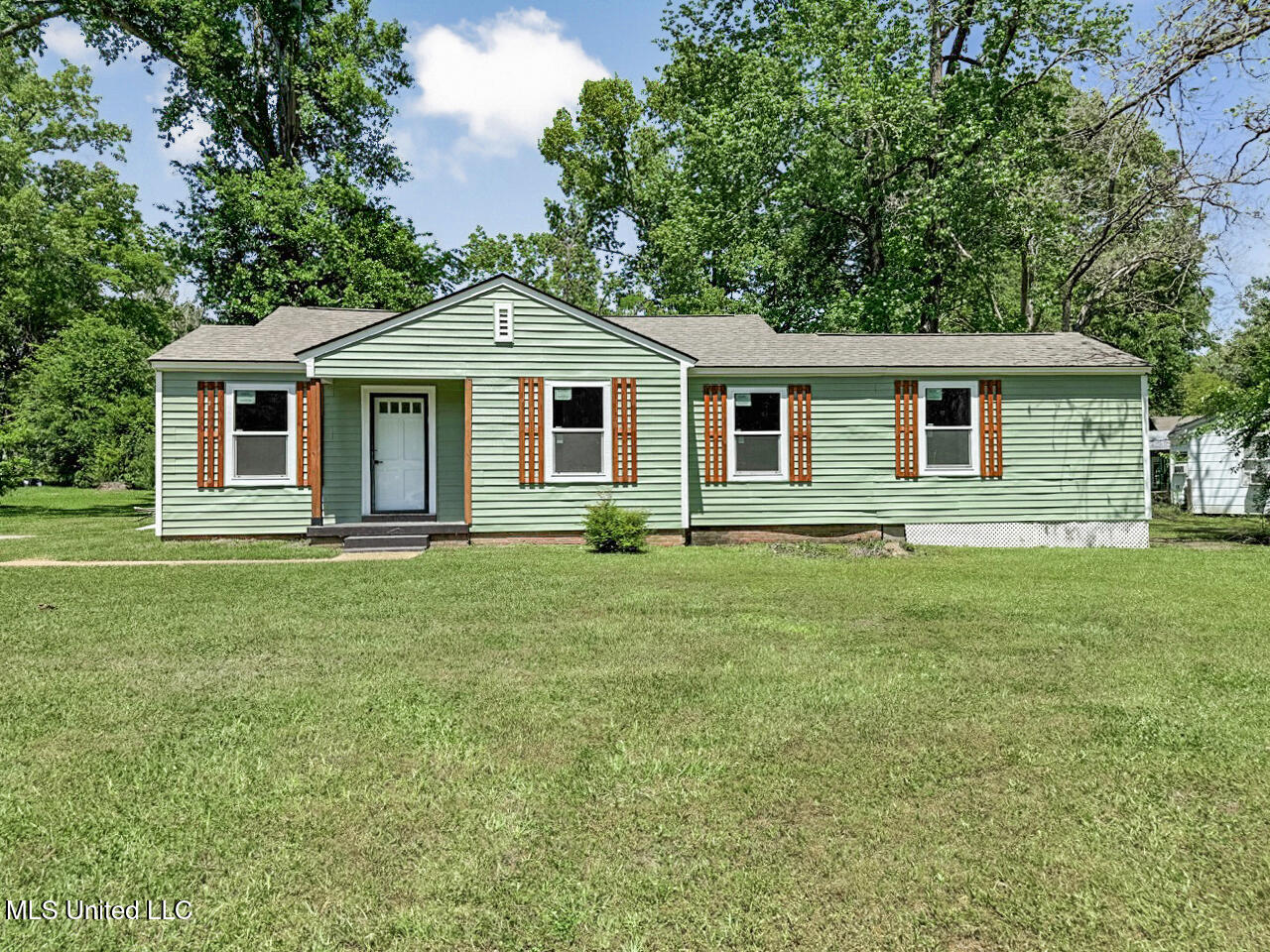 3903 Edgewood Road Natchez, MS 39120 - Photo 1 of 27 Front of House