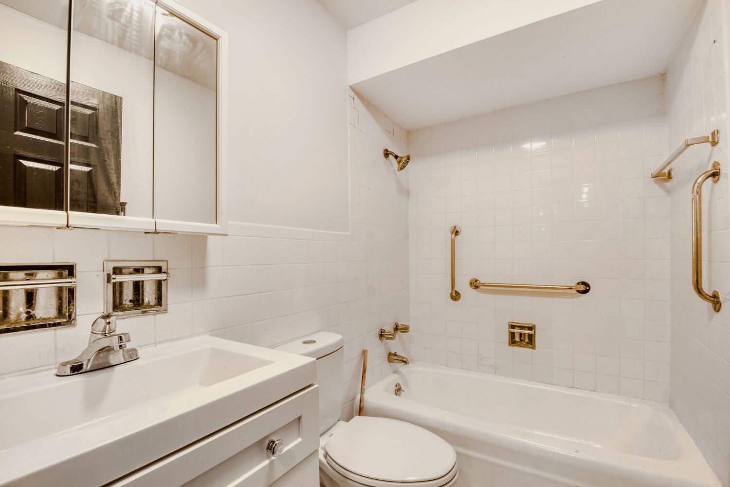 5400 North Sheridan Road, Unit 202 Chicago, IL 60640 - Photo 8 of 11 a bathroom with a sink a toilet and bathtub