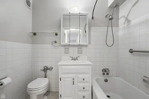 $195,000 | 2909 North Sheridan Road, Unit 605, Chicago, IL 60657