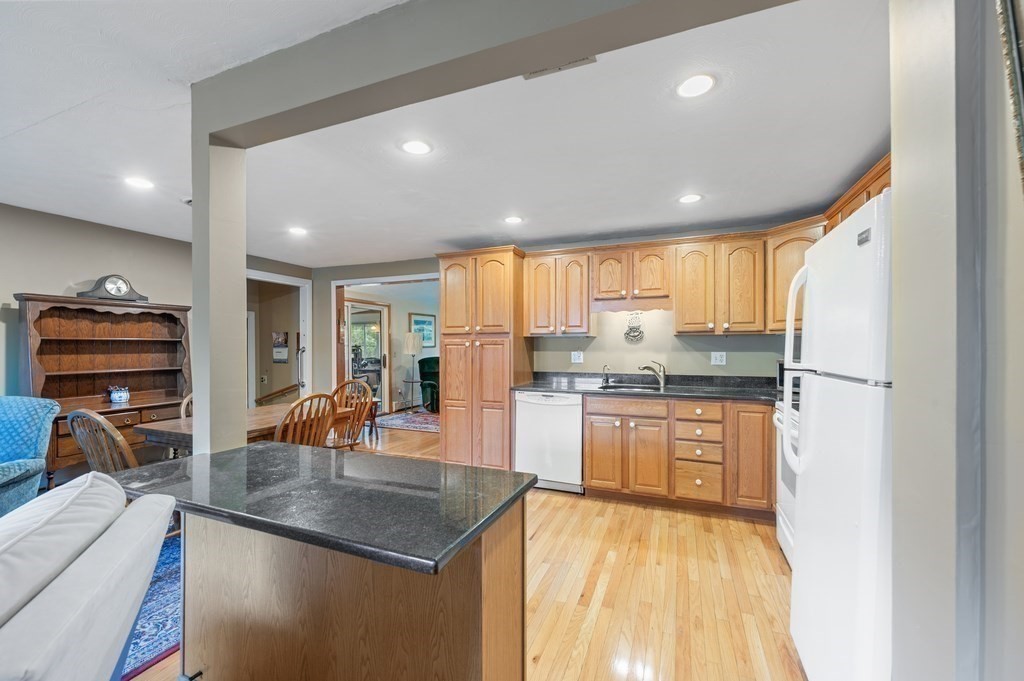16 Woodcliff Road Holbrook, MA 02343 - Photo 5 of 32 Gallery Image 5