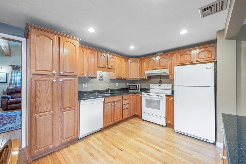 16 Woodcliff Road Holbrook, MA 02343 - Photo 6 of 32 Gallery Image 6
