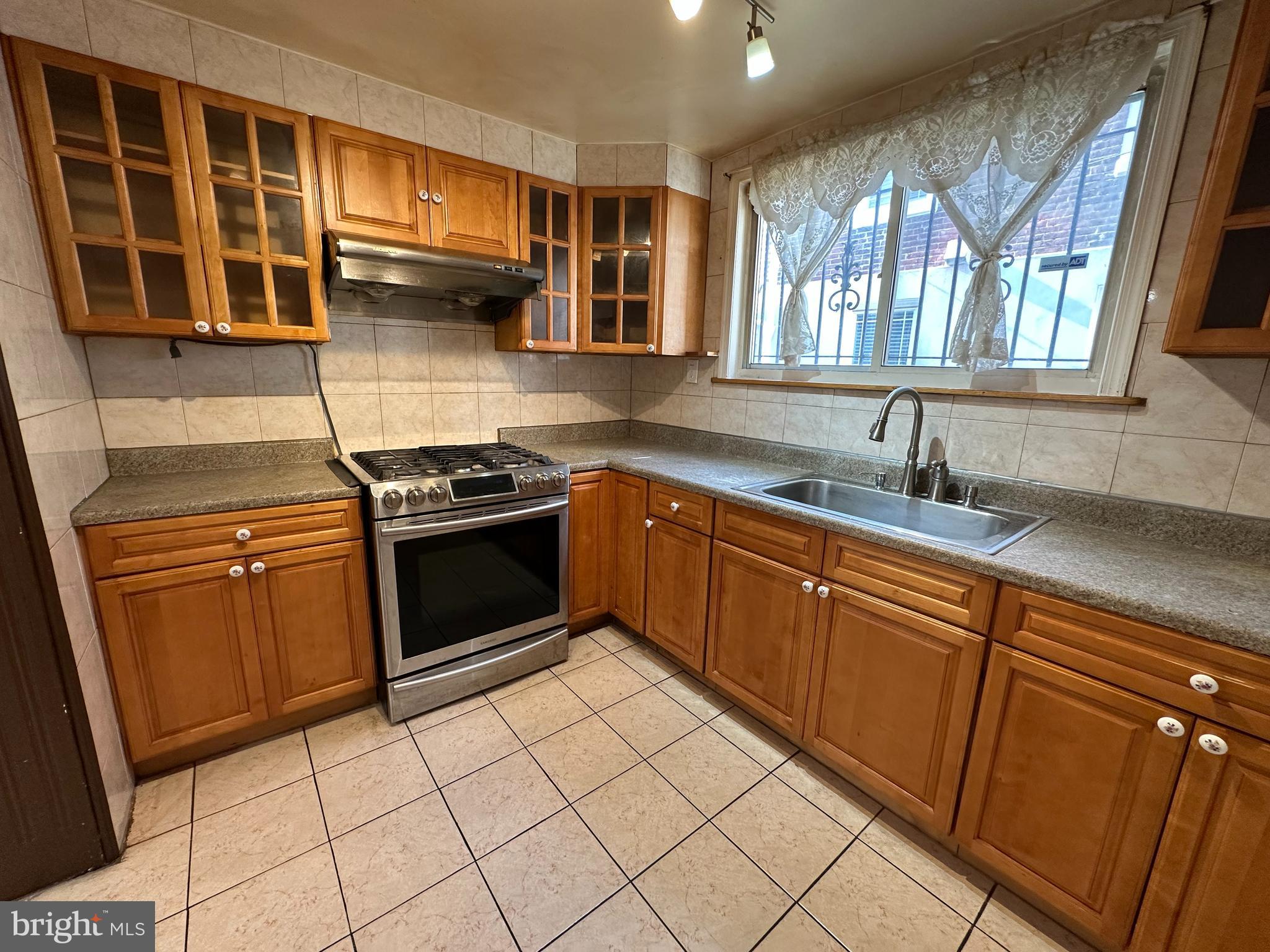 1505 Morris Street Philadelphia, PA 19145 - Photo 9 of 27 kitchen
