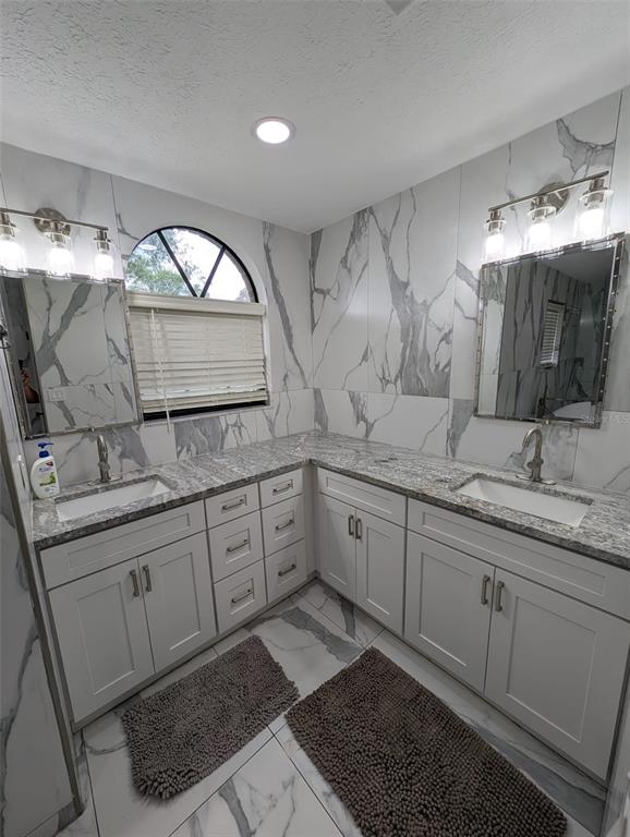 2106 Whitlock Place Dover, FL 33527 - Photo 38 of 83 a spacious bathroom with double sink and a mirror