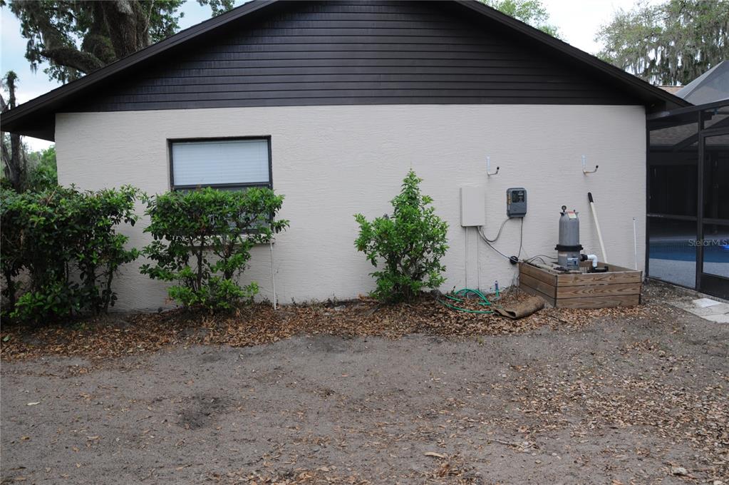 2106 Whitlock Place Dover, FL 33527 - Photo 78 of 83 a backyard of a house with plants and barbeque oven