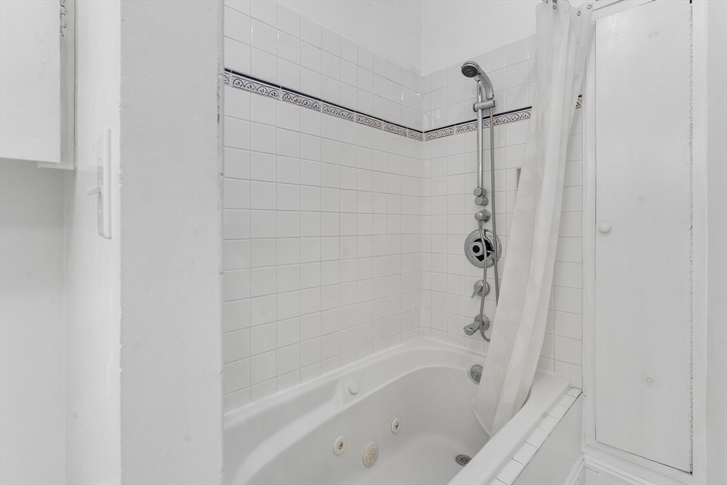33 Hancock Street, Unit 4 Boston, MA 02114 - Photo 21 of 29 a bathroom with a bathtub