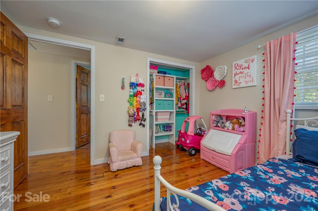 455 Sandy Plains Road Tryon, NC 28782 - Photo 20 of 28 a living room with furniture and a wooden floor