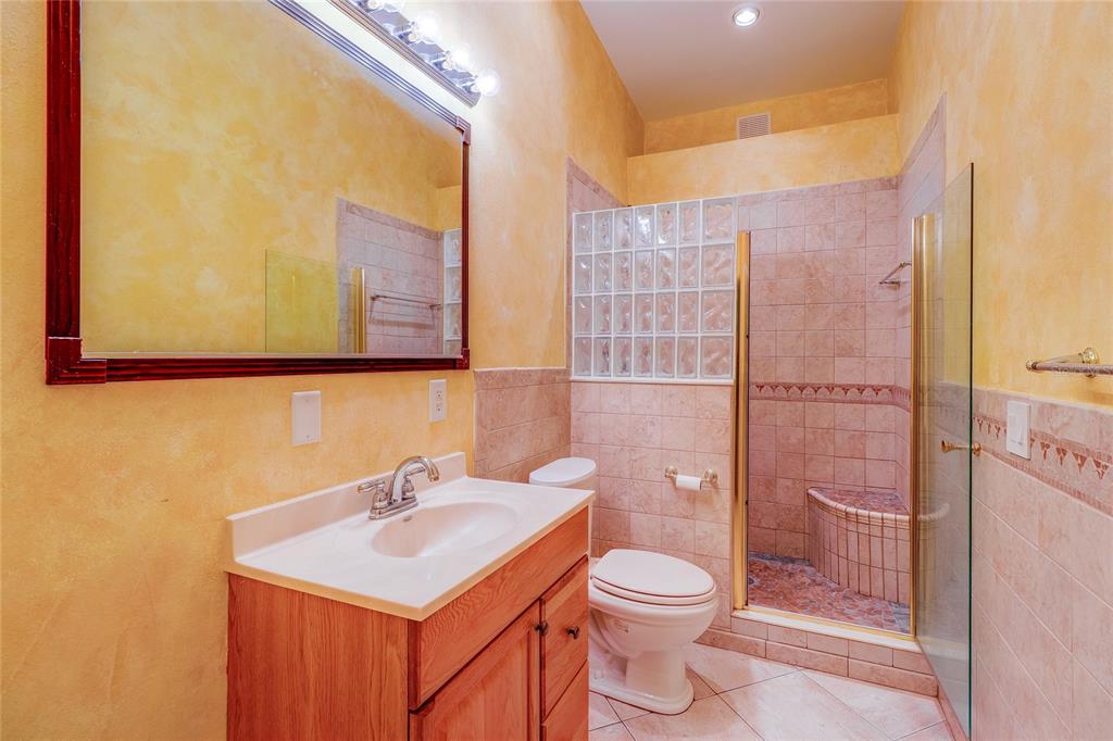 5100 Burchette Road, Unit 1607 Tampa, FL 33647 - Photo 29 of 39 a bathroom with a sink toilet and shower