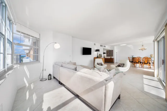 $939,995 | 1950 South Ocean Drive, Unit 18Q, Hallandale Beach, FL 33009